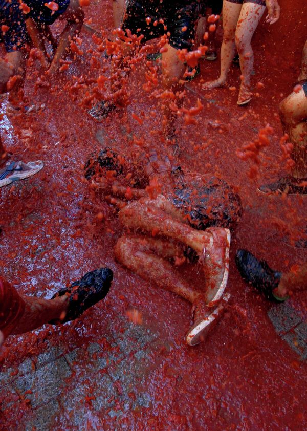 Традиционный праздник La Tomatina прошел в среду в испанском городке Буньоль Традиционный праздник La Tomatina прошел в среду в испанском городке Буньоль