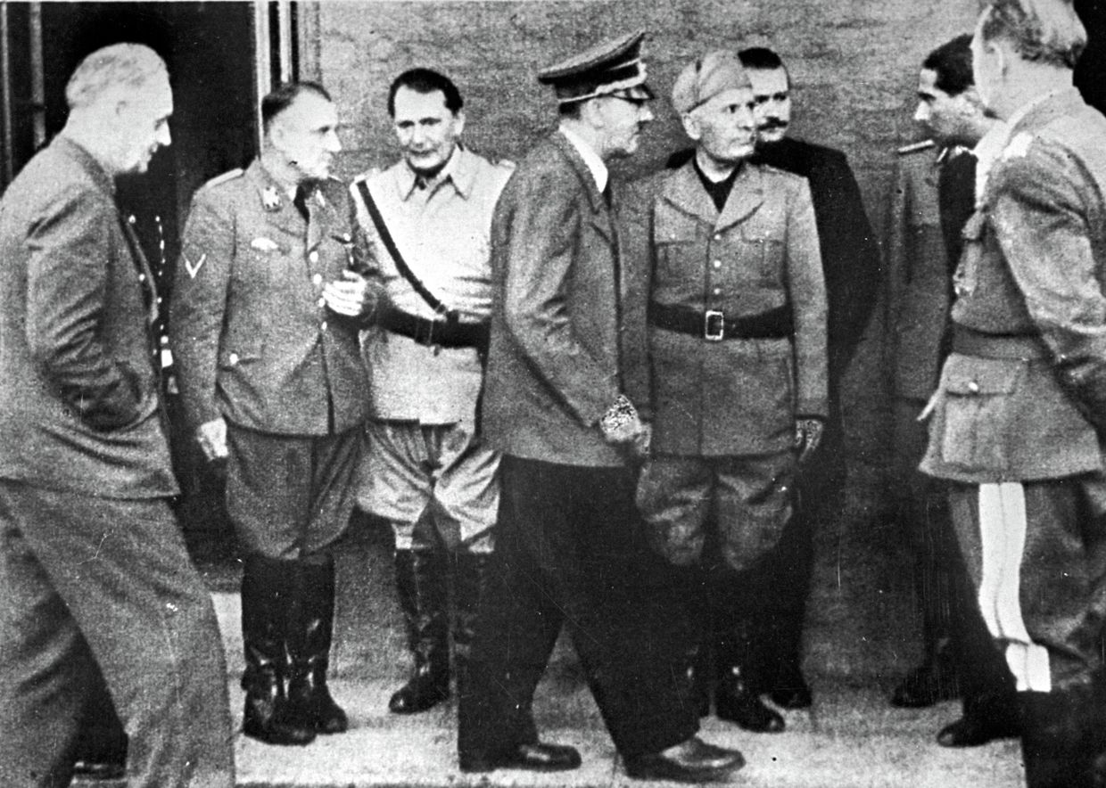 Министр иностранных дел Германии Иоахим фон Риббентроп, рейхсляйтер Мартин Борман, рейхсмаршал Герман Геринг, фюрер Адольф Гитлер, дуче Бенито Муссолини