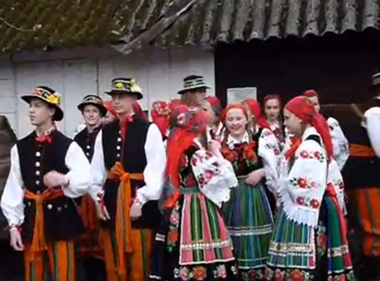 Юноши и девушки в национальных костюмах