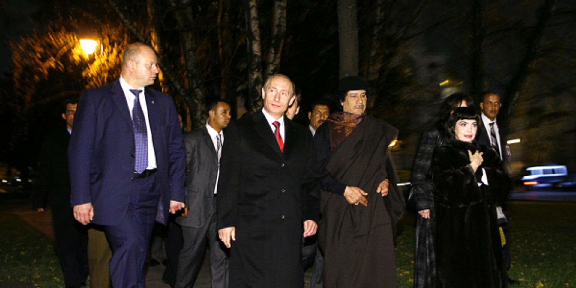 Владимир Путин, Муамар Каддафи и певица Мирей Матье направляются в Тайницкий парк - ИноСМИ, 1920, 12.08.2023