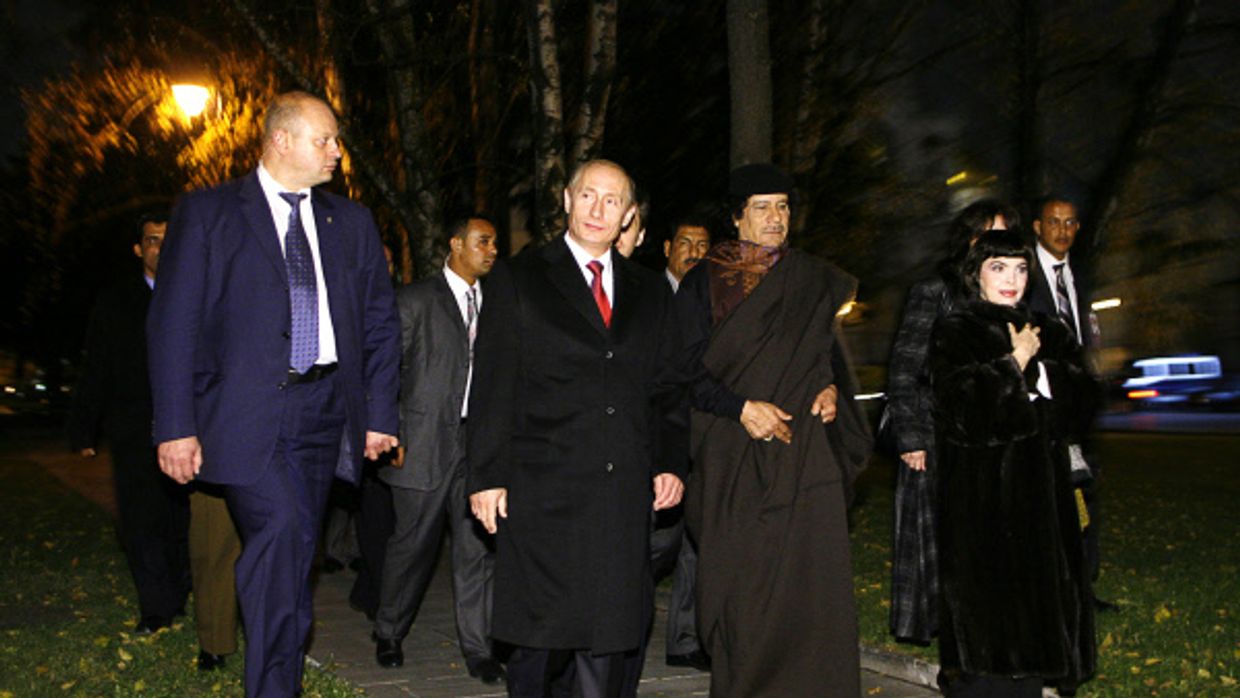 Владимир Путин, Муамар Каддафи и певица Мирей Матье направляются в Тайницкий парк