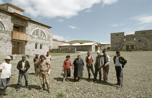 Жители села Гоговий, Армения, 1995 г. Жители села Гоговий, Армения, 1995 г.