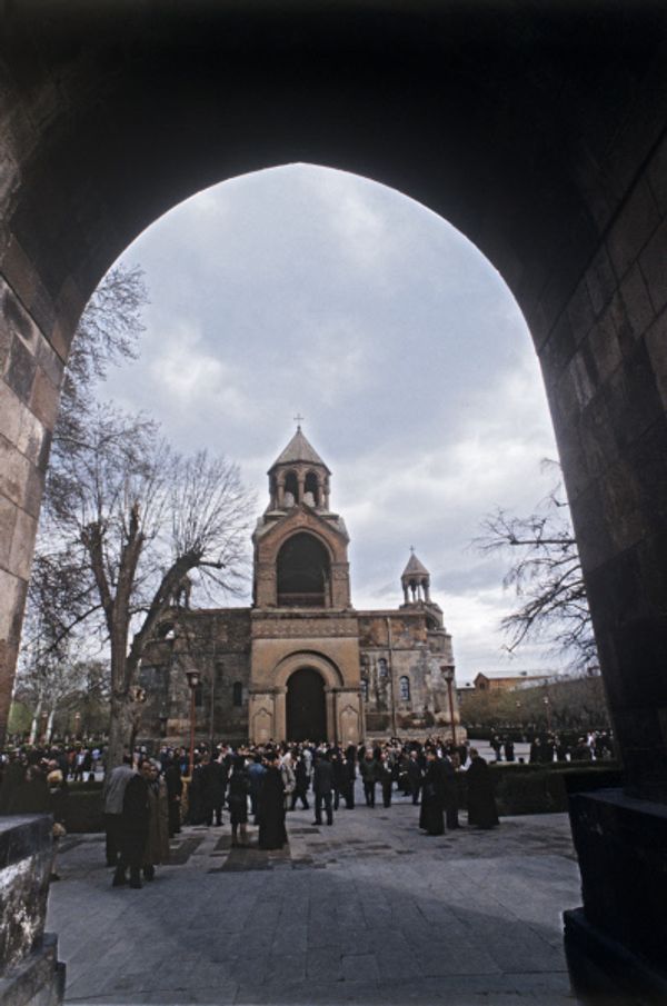 Эчмиадзинский монастырь, Армения, 1995 г. Эчмиадзинский монастырь, Армения, 1995 г.