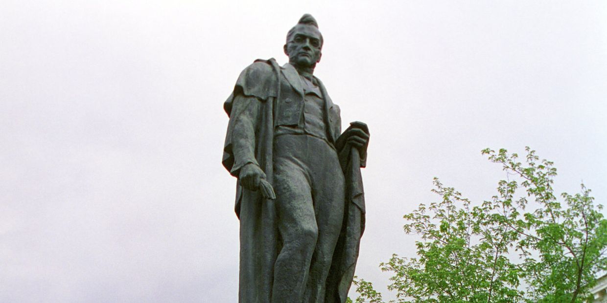 Памятник А.С. Грибоедову. Скульптор Аполлон Мануйлов Памятник А.С. Грибоедову. Скульптор Аполлон Мануйлов
