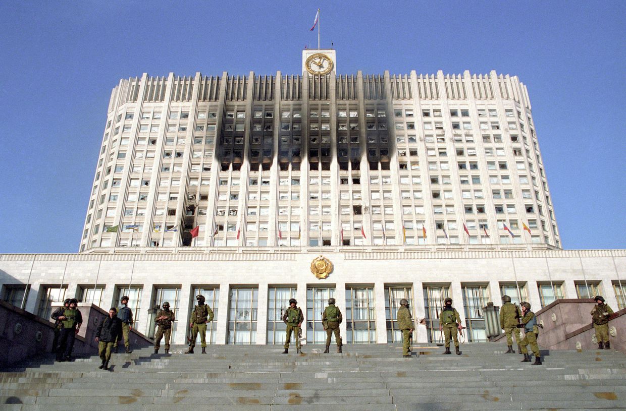 Бойцы отряда Альфа у Дома Советов РФ