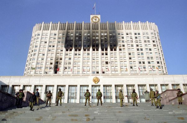 Бойцы отряда Альфа у Дома Советов РФ