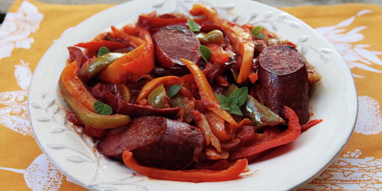 Классическое лечо с острыми колбасками