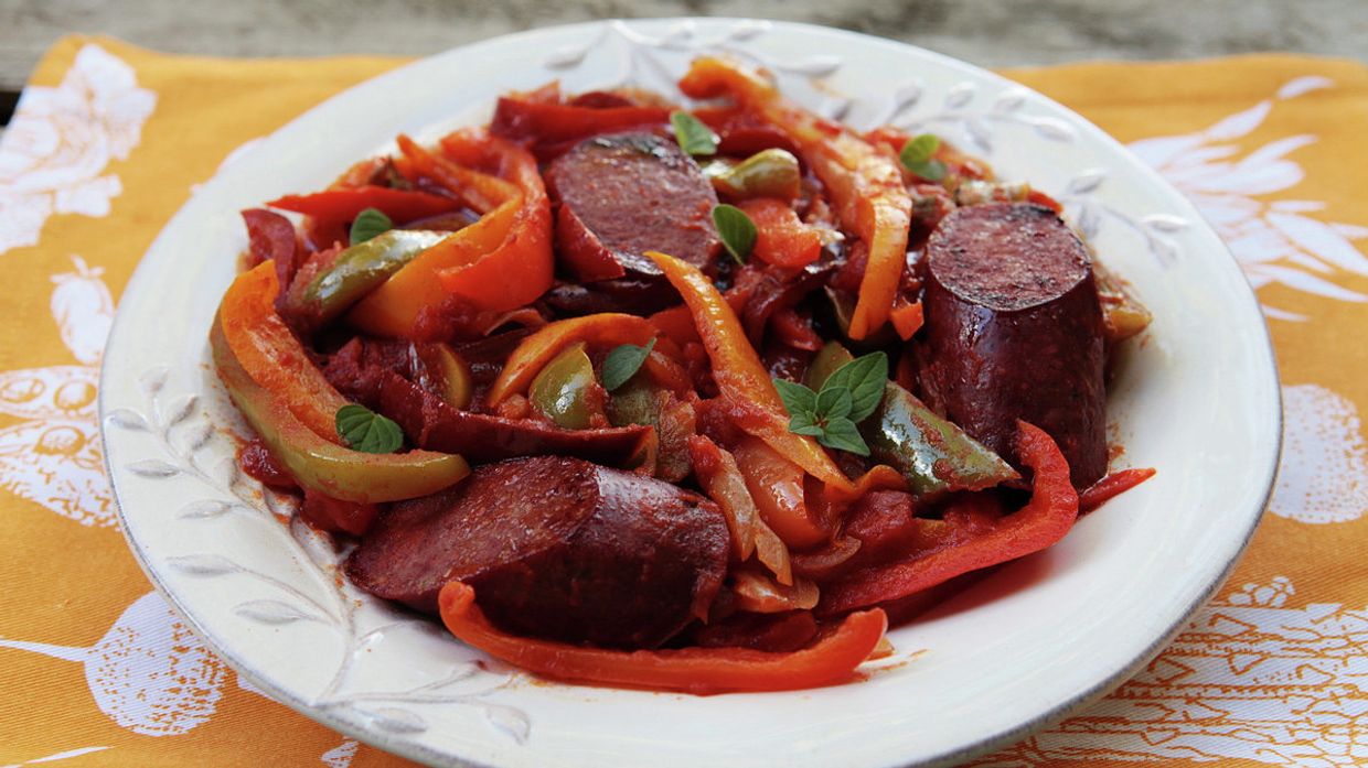 Классическое лечо с острыми колбасками