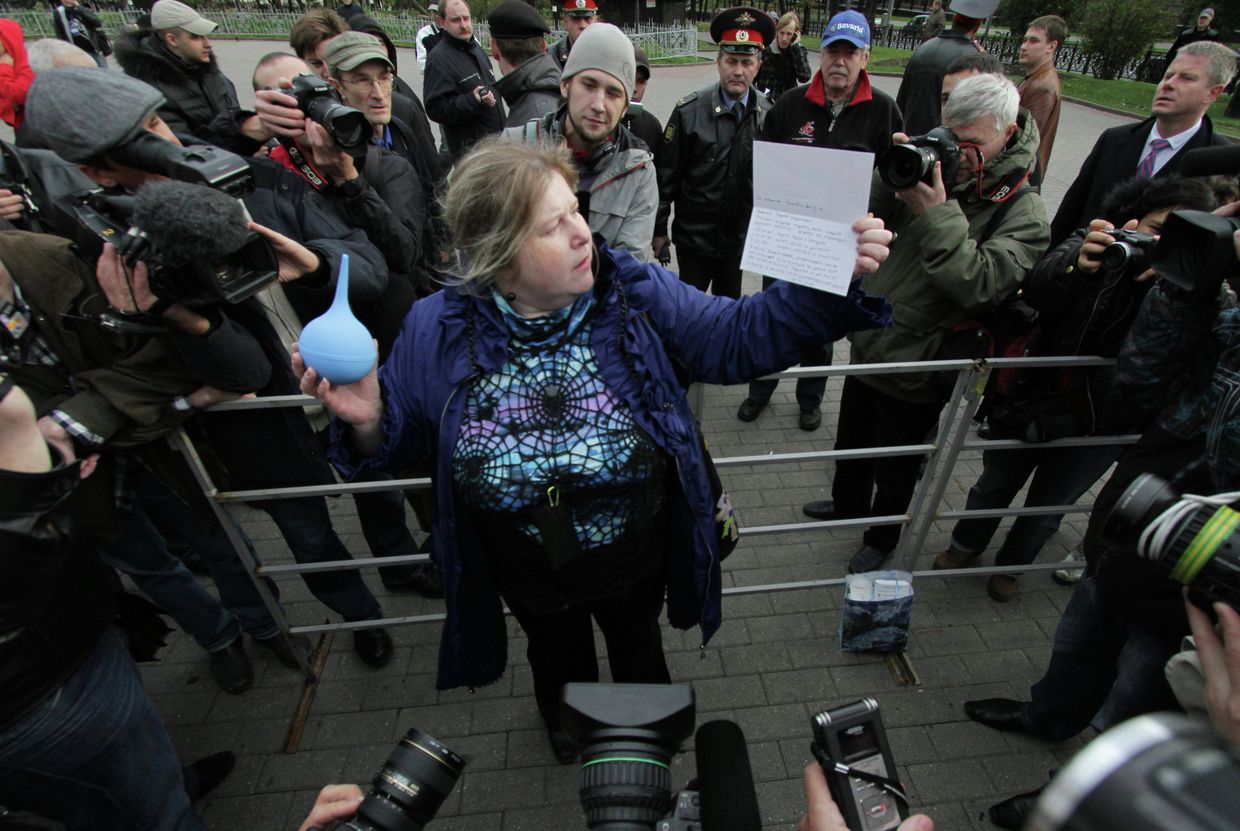 Акция Росагита к 60-летию Путина у памятника героям Плевны