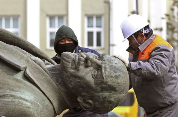 В Улан-Баторе демонтировали памятник Ленину