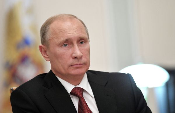 В.Путин проводит совещание в режиме видеоконференции