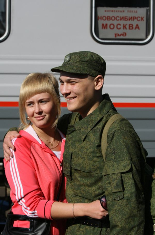 Призывник прощается с девушкой