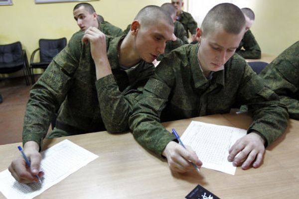 Новобранцы проходят тестирование у дивизионного психолога