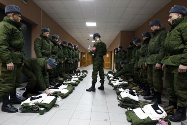 Дежурный по роте проверяет наличие у новобранцев полного комплекта обмундирования