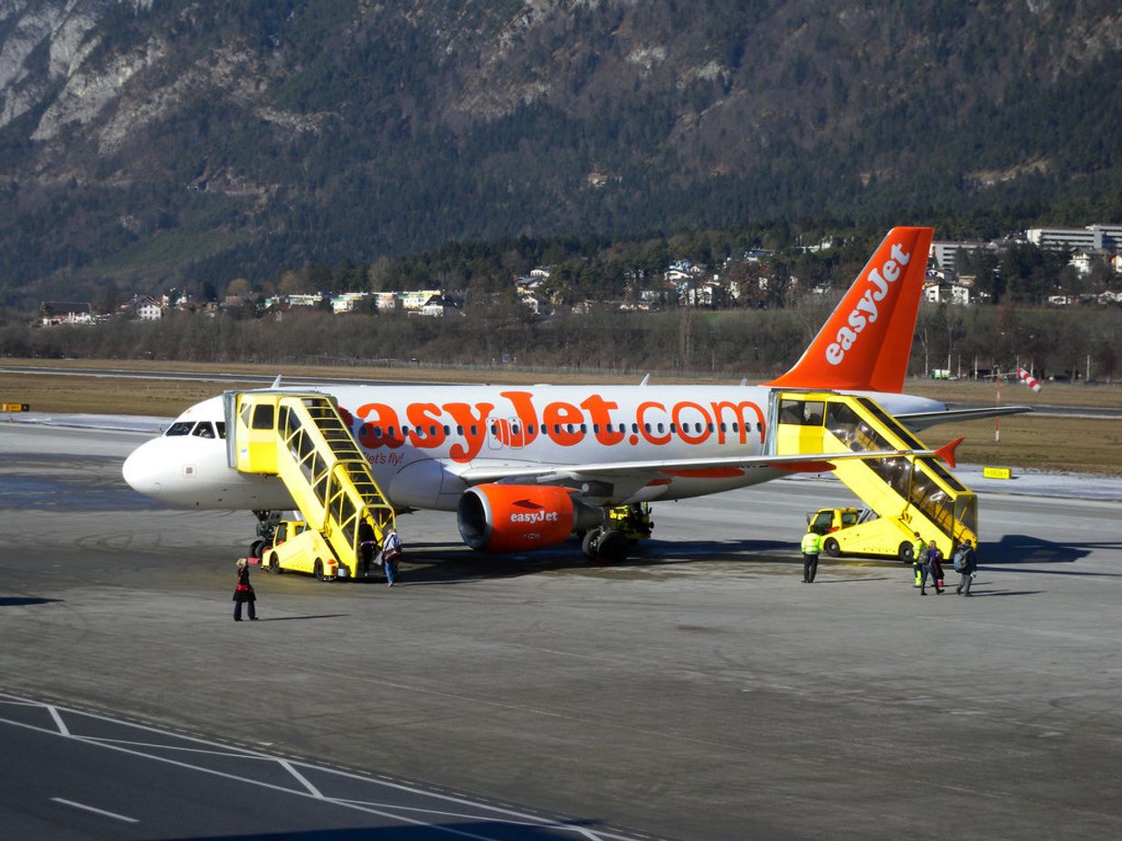 Самолет низкобюджетной авиакомпании easyJet