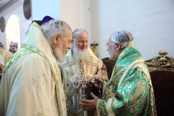 Патриарх Московский и всея Руси Кирилл (в центре), патриарх Великого Града Антиохии и всего Востока Игнатий IV (справа) и Нифон, архиепископ Филиппопольский 