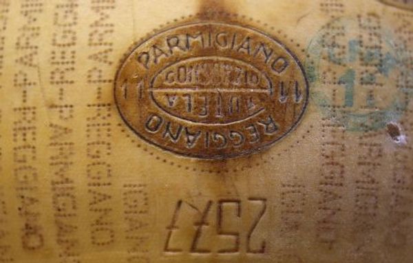 Сыр «Пармезан» Credito Emiliano bank в Италии
