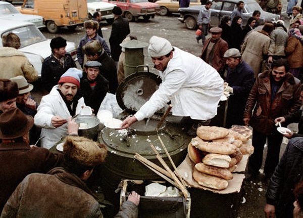 Полевая кухня для пострадавших в результате землетрясения в Спитаке, Армения Полевая кухня для пострадавших в результате землетрясения в Спитаке, Армения