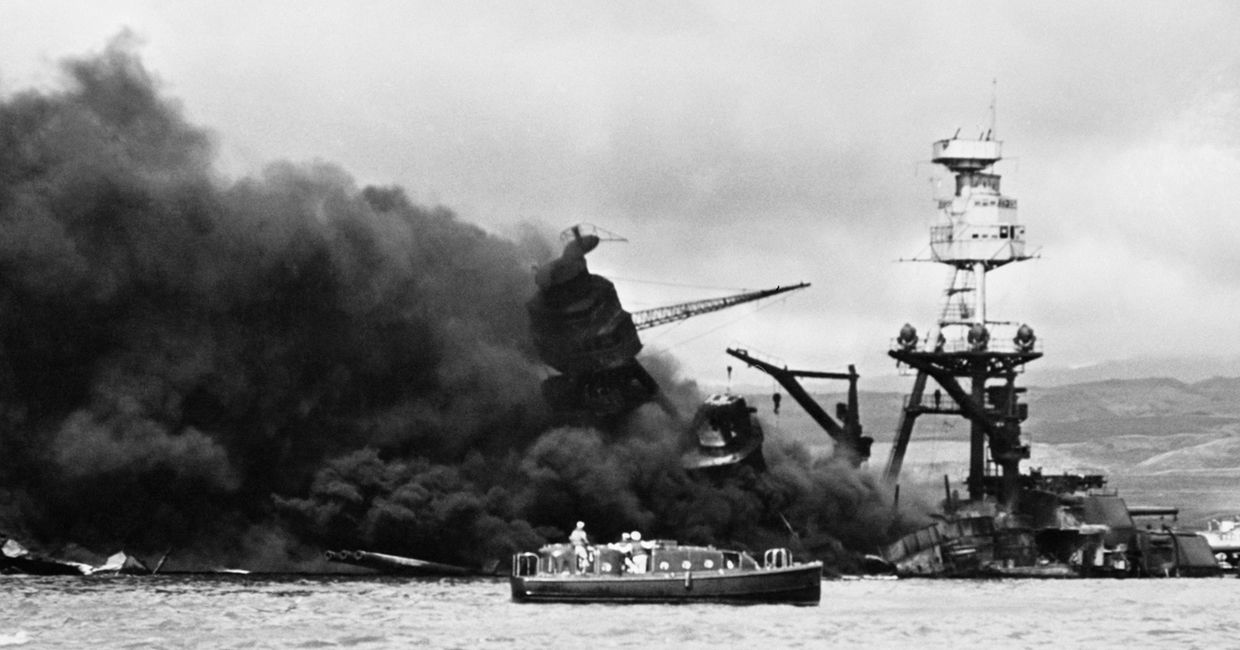 Линкор «Аризона» горит после взрыва, вызванного попаданием японской бомбы