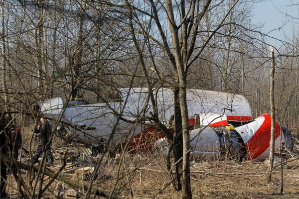 Обломки самолета Ту-154, упавшего в районе Смоленска