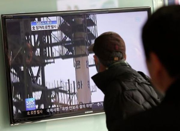 Жители Сеула наблюдают за запуском ракеты-носителя «Ынха-3»
