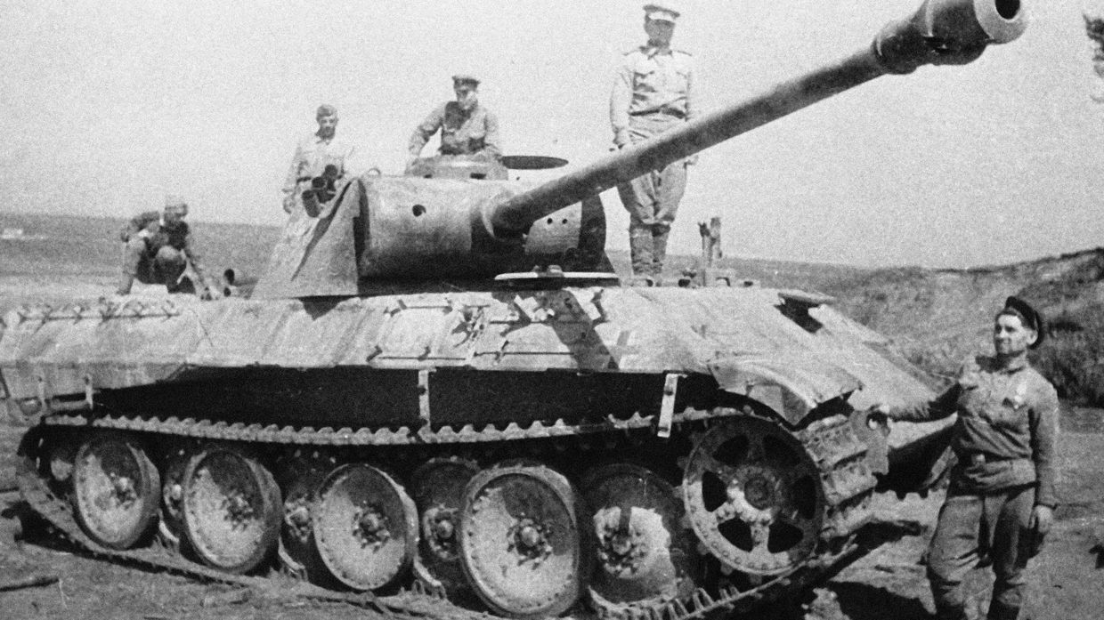 Советские воины рассматривают немецкий танк Пантера, подбитый на Курской дуге