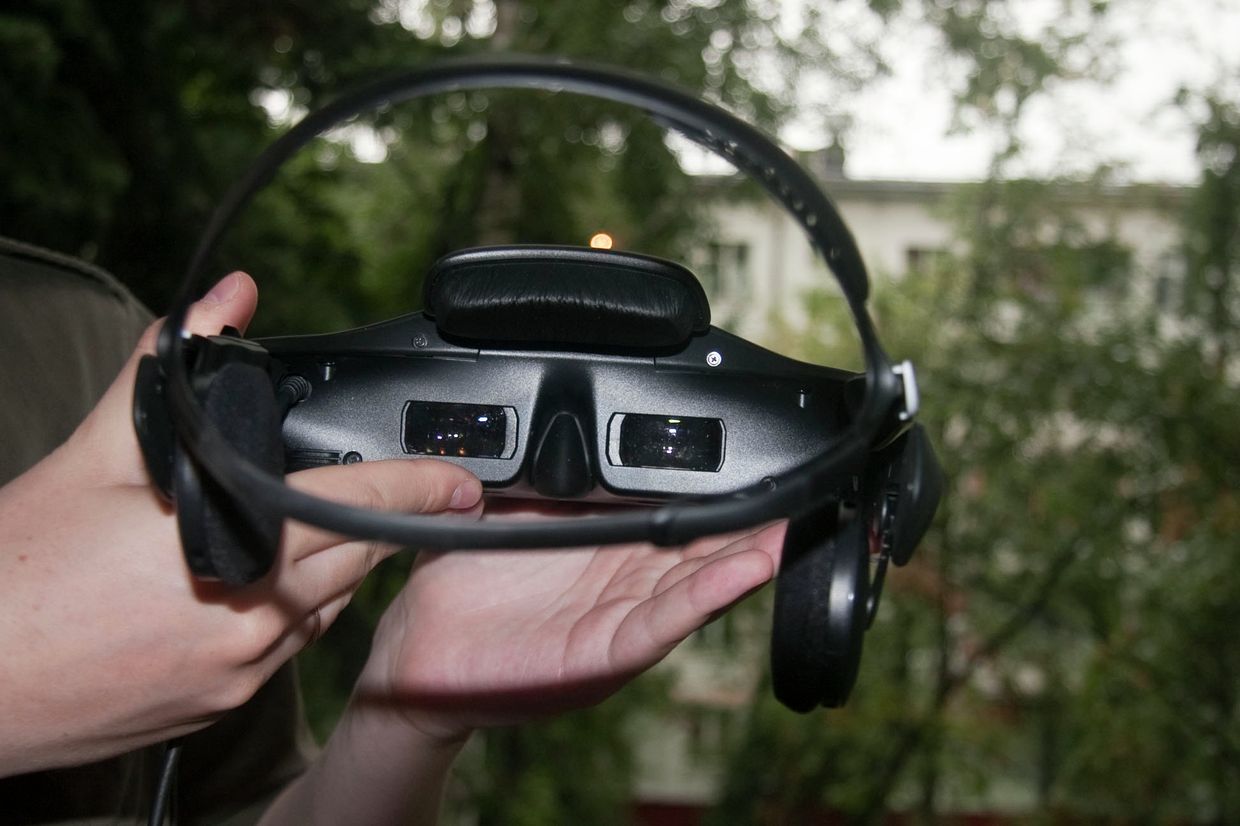Шлем Sony Personal 3D Viewer