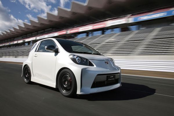 Автомобиль Toyota iQ Electric Vehicle