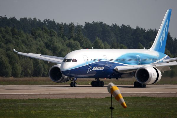Самолет Boeing-787 «Дримлайнер» Самолет Boeing-787 «Дримлайнер»