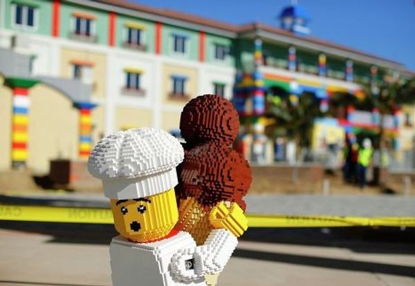 Фигура из Lego на территории отеля Lego в Карлсбаде, штат Калифорния