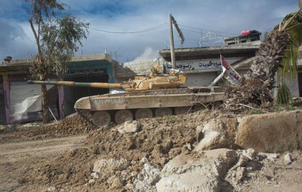 Танк сирийской армии на улице города Дарайя в Сирии