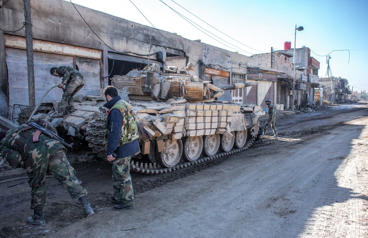 Военнослужащие ремонтируют танк