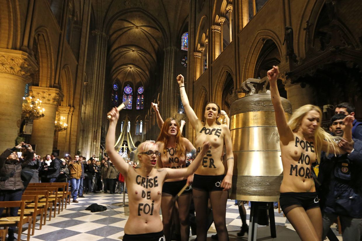 Активистки движения Femen в Соборе Парижской Богоматери