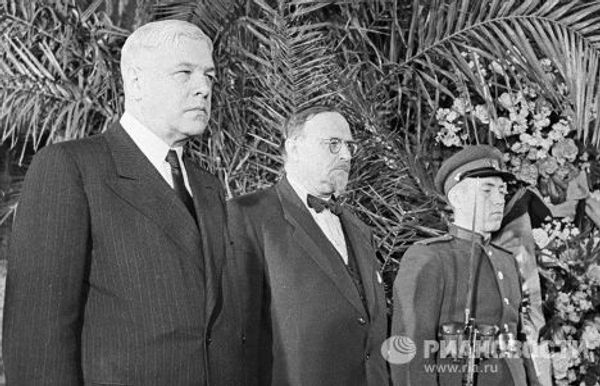 Дмитрий Скобельцын и Александр Опарин у гроба И. В. Сталина