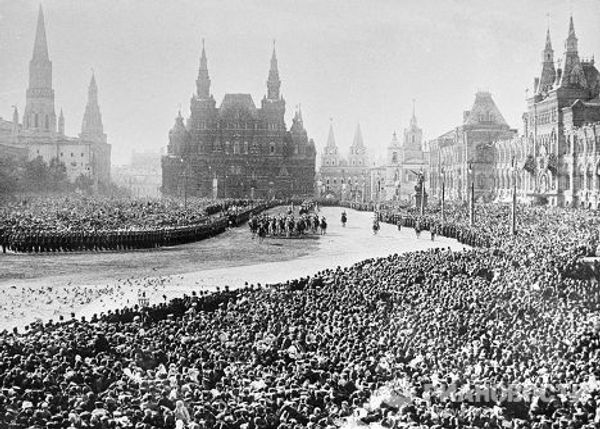 Церемония приветствия Императора Николая II во время празднования 300-летия Дома Романовых