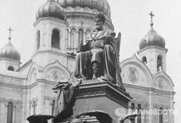 Памятник царю Александру III