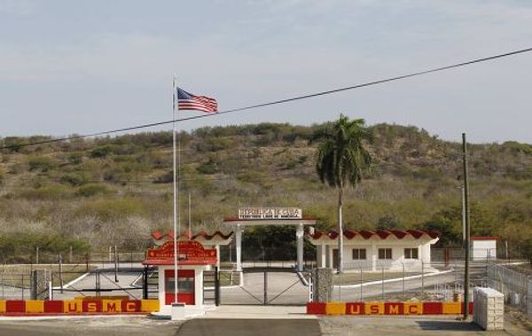Северо-восточные ворота, разделяющие территорию базы ВМС США