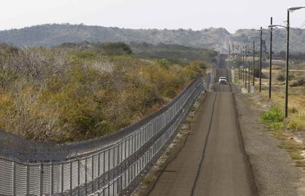 Дорога ,ведущая к Северным воротам базы ВМС США в Гуантанамо