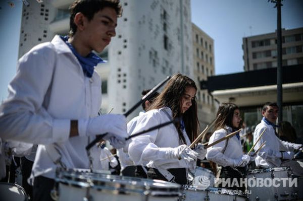 Участники парада школьников в честь Дня незасимости Греции перед началом мероприятия в Никосии