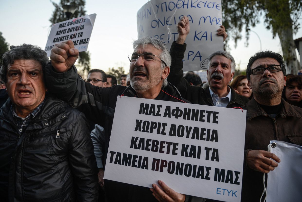Акция протеста у здания Министерства финансов Кипра