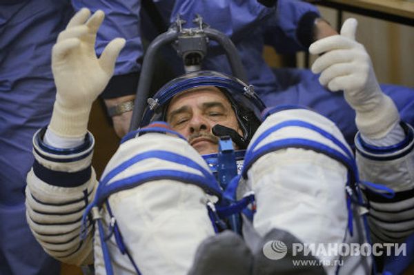 Космонавт Роскосмоса Павел Виноградов во время примерки скафандра перед запуском ракеты-носителя Союз-ФГ с пилотируемым кораблем Союз ТМА-08М