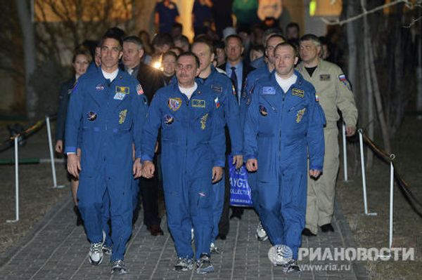 Члены экипажа пилотируемого корабля Союз-ТМА-08М на космодроме Байконур
