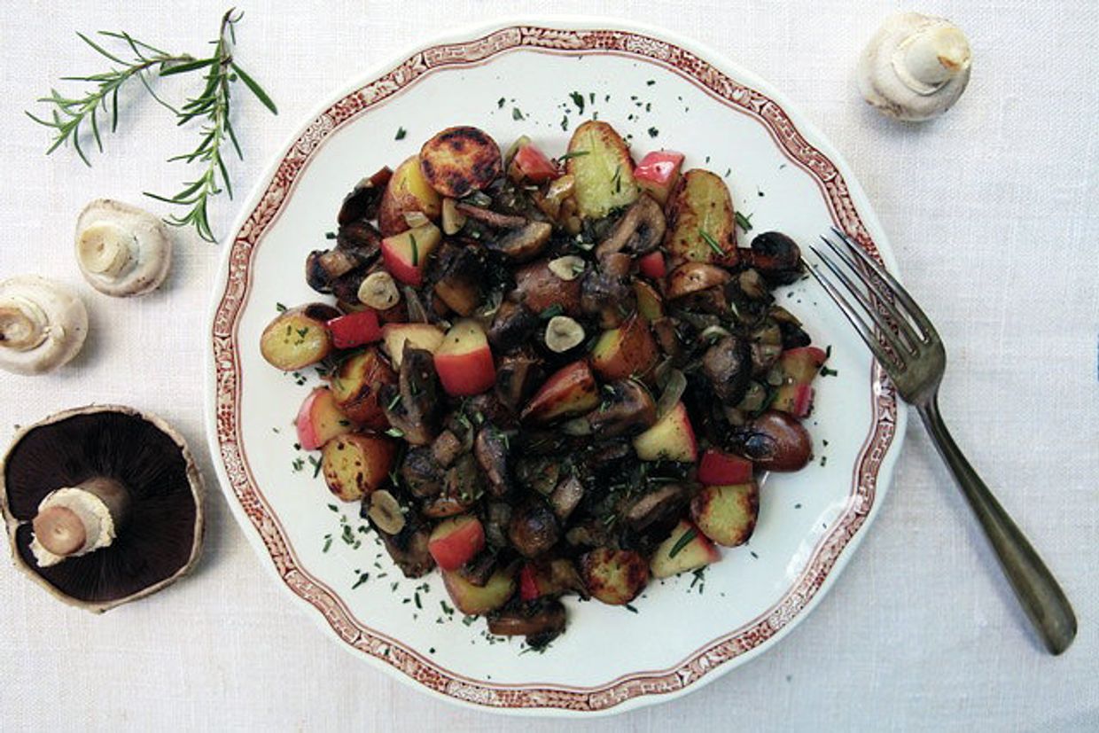 Жареные грибы с розмарином, яблоками и картофелем