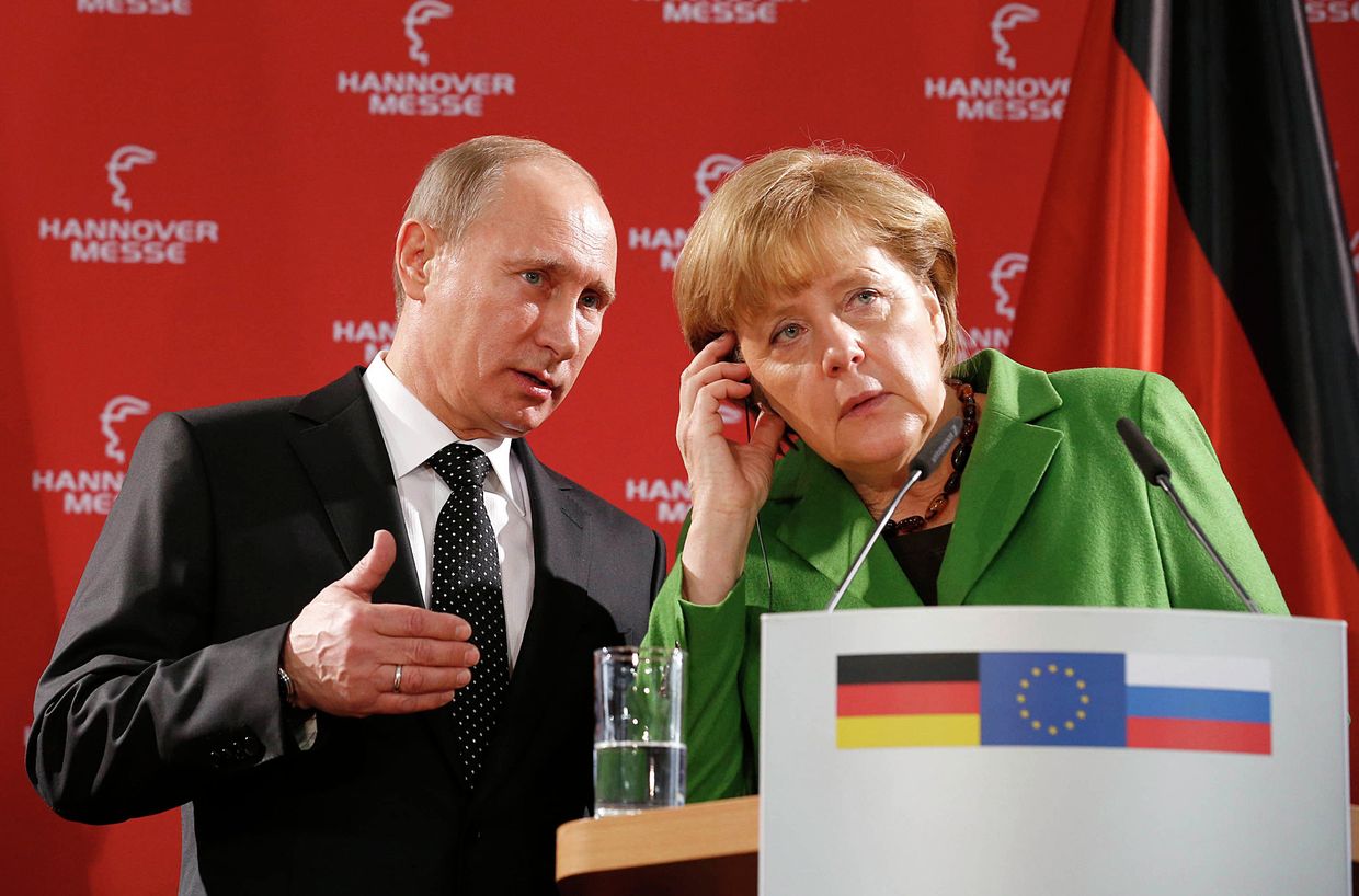 Президент России Владимир Путин на пресс-конференции с канцлером Германии Ангелой Меркель