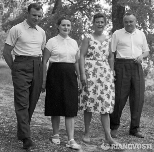Юрий Гагарин с женой Валентиной и Сергей Королев с женой Ниной во время прогулки