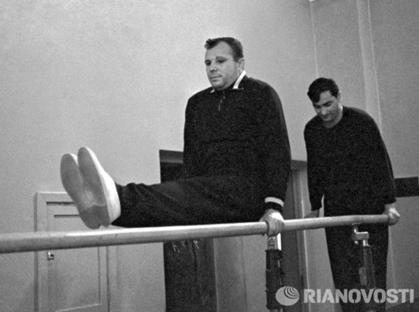 Летчик-космонавт СССР Юрий Гагарин на тренировке