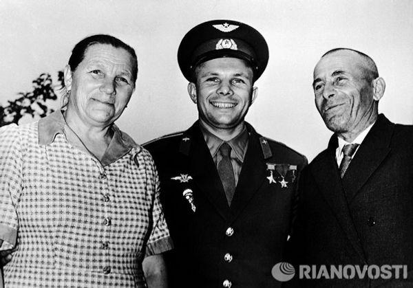 Юрий Гагарин с родителями