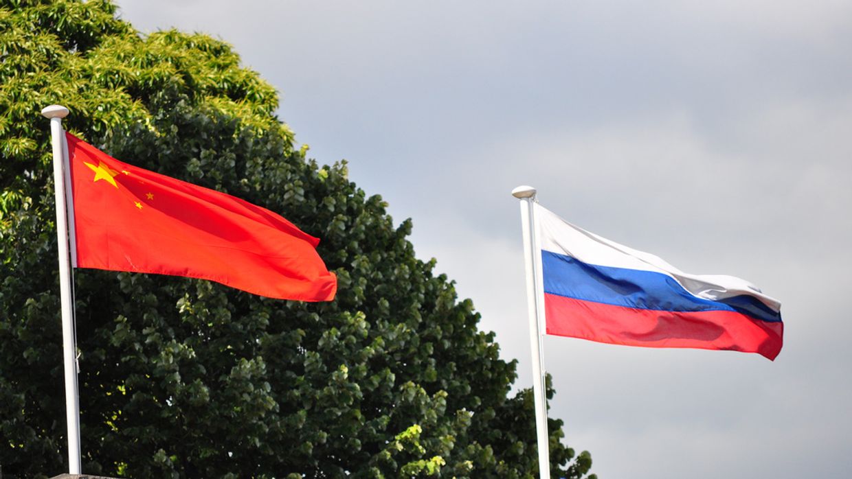 Флаги России и Китая