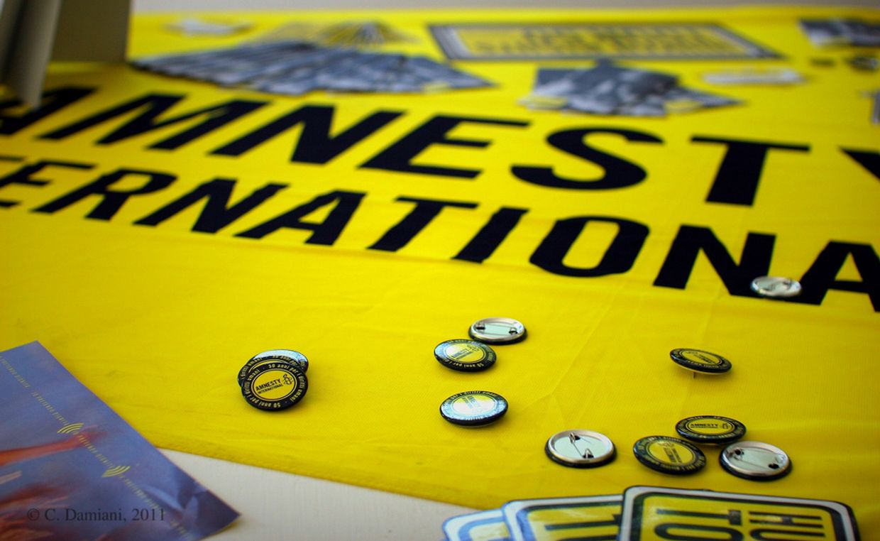 Баннер международной правозащитной организации Amnesty International