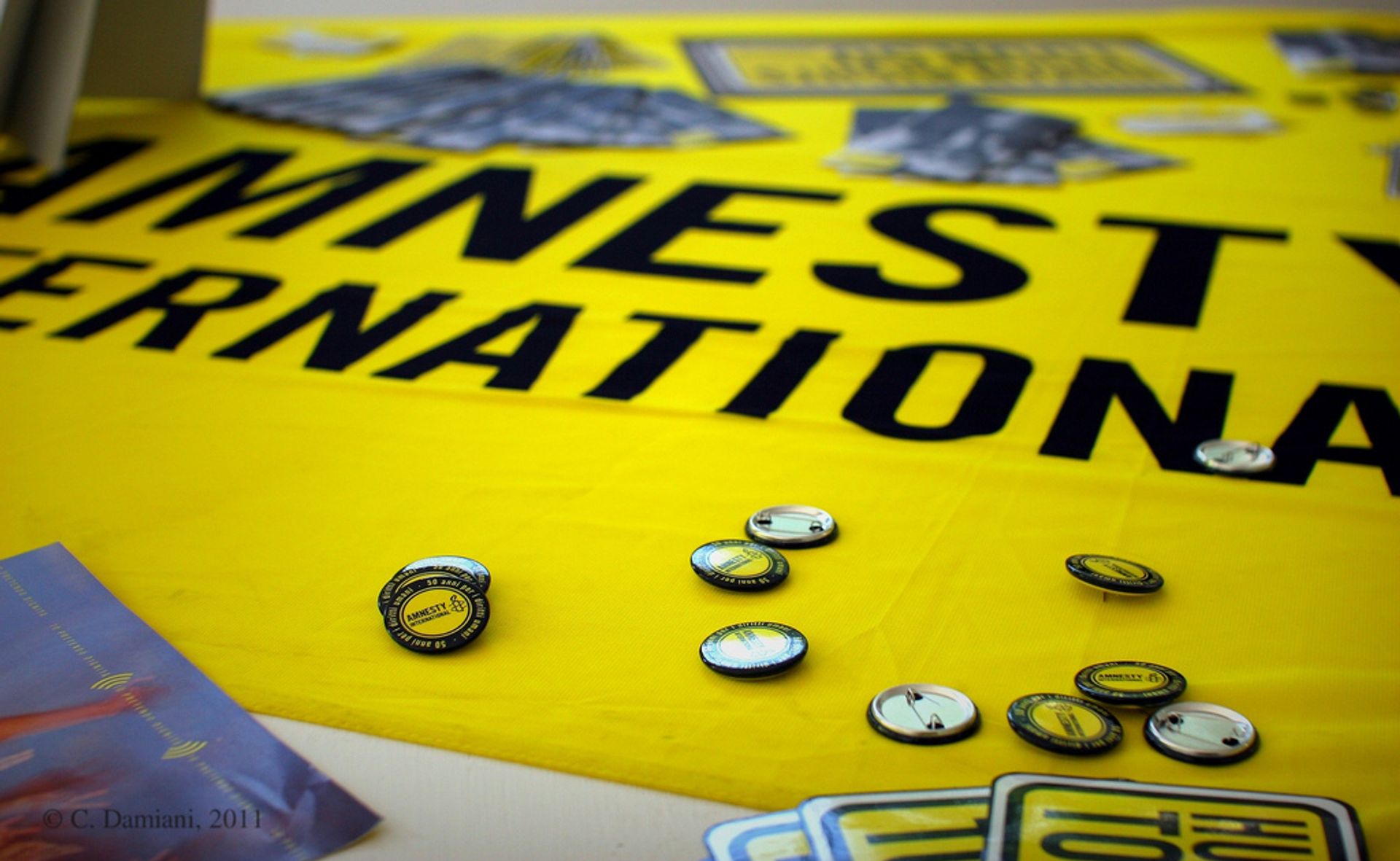 Баннер международной правозащитной организации Amnesty International - ИноСМИ, 1920, 26.02.2021